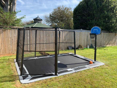 sunken-trampoline-with-net-and-basketball